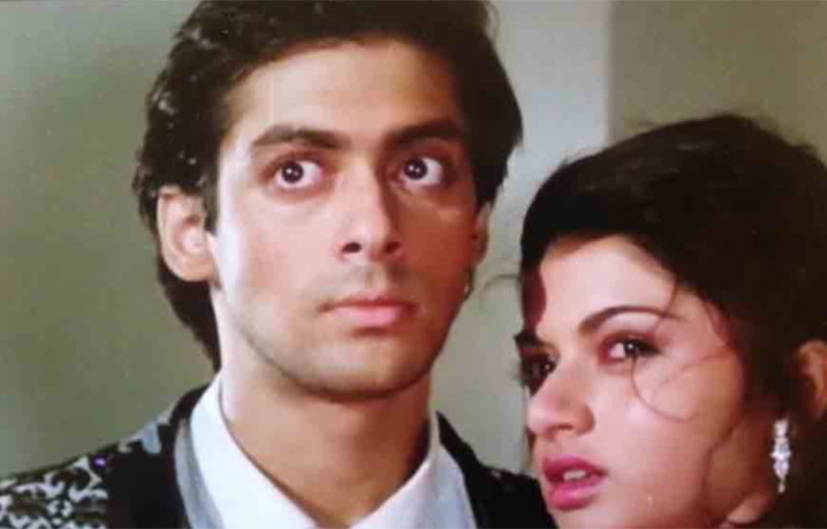 ওই ঘটনার পর দীর্ঘ সময় কেটে গিয়েছে। এতদিন পর সে ঘটনার কথা খোলসা করেছেন সোমি। সংবাদমাধ্যমের কাছে তিনি বলেন, ‘ম্যায়নে প্যায়ার কিয়া’ দেখার পর থেকেই সালমানের উপর গভীর টান জন্মেছিল। এক রাতে তো ওকে স্বপ্নেও দেখেছিলাম। তখনই ঠিক করি যে সালমানকে বিয়ে করতে হবে। সে জন্য ভারতে যাব! তখন সোমির বয়স মাত্র ১৬। ছবি: সংগৃহীত