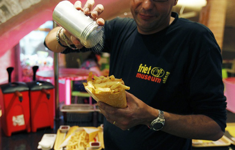 কাঁচা লবণের অপকারিতা: অতিরিক্ত লবণ খাওয়া হলে রক্তচাপ বৃদ্ধি, পেটে ক্যান্সার, স্থূলতা এমনকি হাঁপানির সমস্যা দেখা দেয়। অতিরিক্ত লবণ খাওয়া হলে হৃদয় ও কিডনির সমস্যা দেখা দিতে পারে। স্বাস্থ্য গবেষকদের মতে, রক্তসঞ্চালন প্রক্রিয়া ও স্নায়ুতন্ত্রের উপরেও খারাপ প্রভাব ফেলে কাঁচা লবণ।