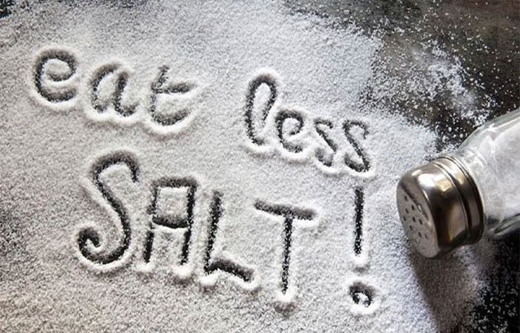 রান্না করার সময় স্বাদের জন্য যতটা দরকার ততটা লবণ শরীরের জন্য পর্যাপ্ত। কিন্তু অনেকেই খেতে বসার সময় পাতে একটু কাঁচা লবণ নেন। এটা শরীরের জন্য মারাত্মক ক্ষতিকর। যদি এমন কাঁচা লবণ খাওয়ার অভ্যাস থাকে তাহলে জীবন থেকে নিঃশব্দে চলে যাবে কয়েকটা বছর। এমনকী আচমকা মৃত্যুও অসম্ভব নয়। সম্প্রতি ৫ লাখ ব্রিটিশের উপর সমীক্ষা চালানোর পর সামনে এসেছে এই তথ্য। ছবি: সংগৃহীত