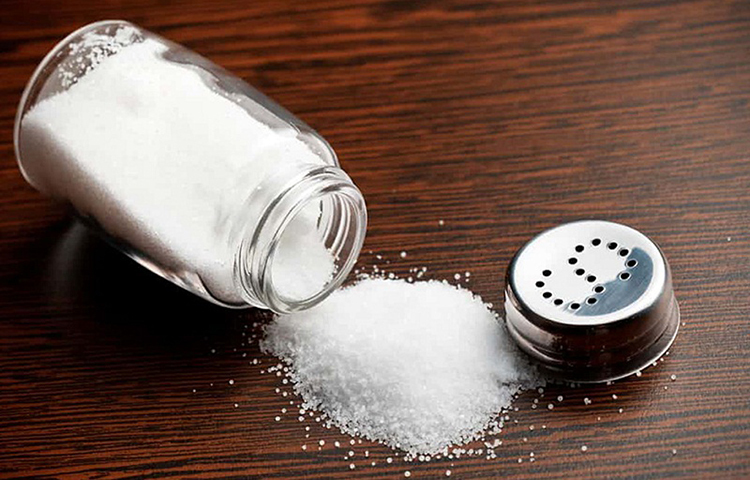 রান্না করা খাবারে লবণ ছিটিয়ে খেলে ক্ষতি বেশি: বিশ্বাস করা হয়, খাবারে বাড়তি লবণ নেওয়া মানে অসুখকে দাওয়াত দেয়া। রান্না করা হলে লবণের লৌহযৌগের সরলীকরণ ঘটে এবং তা খুব সহজেই শোষিত হয়। কাঁচা লবণের লৌহযৌগ একই থাকে এবং তা চাপ বাড়ায়। ফলে শরীরে রক্তচাপ বৃদ্ধি পায়।