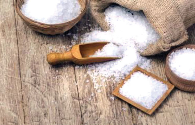 আবার অসুস্থ হওয়ার ভয়ে লবণ খাওয়া একেবারে কমিয়ে দেবেন না। যতক্ষণ না চিকিৎসক আপনাকে লবণ খাওয়া কমাতে বলছেন, ততক্ষণ কোনো ভয় নেই। তবে অনেকেরই ধারণা, লবণ অত্যন্ত অস্বাস্থ্যকর। তারা জানেন না, শরীরে লবণ অর্থাৎ সোডিয়াম কমে গেলে নানারকম সমস্যা হতে পারে।