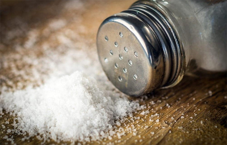 লবণের পরিমাণ বেড়ে গেলে শরীরে অতিরিক্ত পানি জমে যায়, এতে ব্রেন স্ট্রোকের ভয় থেকে যায়। মূত্রের মাধ্যমে বাড়তি লবণ শরীর থেকে বের করে। কিন্তু কিডনির কোনো সমস্যা থাকলে সেই বাড়তি লবণ শরীর থেকে বের হতে না পেরে মারাত্মক বিপদের কারণ হয়ে দাঁড়ায়। অতিরিক্ত লবণে ক্ষয়ে যেতে থাকে হাড়ের ক্যালসিয়াম। তাই অস্থিসন্ধি ও হাড়ের নানাবিধ অসুখে প্রত্যক্ষভাবে লবণের ভূমিকা রয়েছে। এ কারণে প্রতিদিনের খাবারের মাধ্যমে শরীরে অতিরিক্ত নুন যাচ্ছে কিনা খেয়াল রাখতে হবে। ছবি: সংগৃহীত