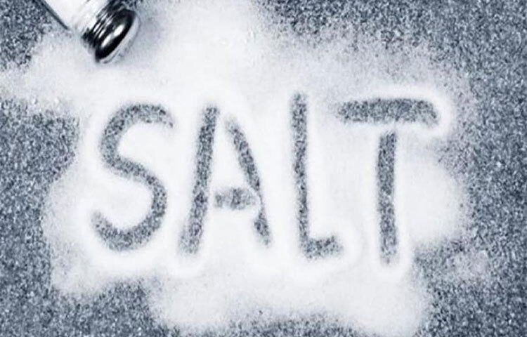 ১১ জুলাই ইউরোপীয় হার্ট জার্নালে একটি গবেষণা প্রকাশিত হয়। অতিরিক্ত লবণ শরীরে কী প্রভাব ফেলে তা জানতে ৫ লাখের বেশি ব্রিটিশ নাগরিকের উপর প্রায় ৯ বছর ধরে সমীক্ষা চালানো হয়। তাতে দেখা গিয়েছে, অতিরিক্ত লবণ নেন না এমন মানুষের তুলনায় যারা ঘন ঘন লবণ খান তাদের অকালমৃত্যুর ঝুঁকি ২৮ শতাংশ বেশি। ছবি: সংগৃহীত