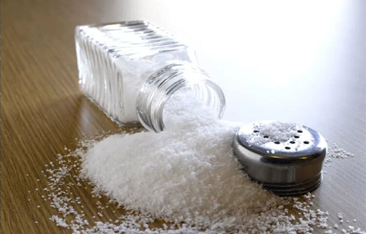 প্রতিদিনের খাবারে লবণ থাকবে পরিমিত মাত্রায়। এমনটাই বলেন চিকিৎসকরা। বিশ্ব স্বাস্থ্য সংস্থার মতে, একজন সুস্থ ব্যক্তির দিনে ৫ গ্রামের বেশি লবণ খাওয়া উচিত নয়। বড়জোর এক চা চামচ লবণ। এর বেশি নয়। তাছাড়া যেসব রান্নায় লবণের পরিমাণ বেশি সেসব রান্নাও এড়িয়ে চলা উচিত। ছবি: সংগৃহীত