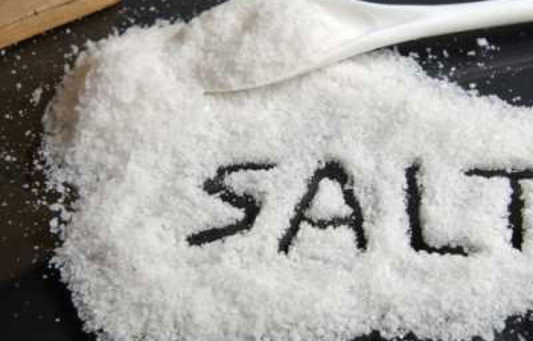 আবার শরীরে যদি লবণ বেশি যায় তবে অস্টিওপোরোসিস, কিডনির সমস্যা ও রক্তচাপ বাড়তে পারে। আর রক্তচাপ থেকে শুরু হয় হৃদযন্ত্রের সমস্যা। এখন বাজারে নানা ধরনের লবণ পাওয়া যায়, যেমন টেবল সল্ট, কোশের সল্ট, সি সল্ট, পিঙ্ক হিমালয়ান সল্ট ইত্যাদি।