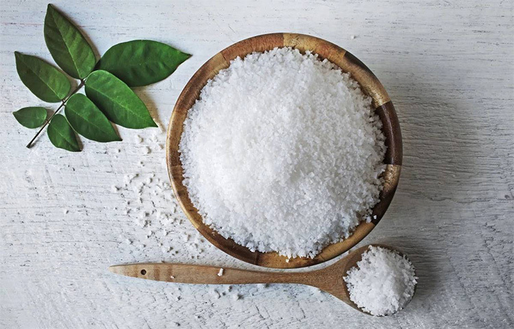 সোডিয়াম শরীরের জন্য একটি গুরুত্বপূর্ণ খনিজ উপাদান। যা শরীরের কোষের কার্যক্ষমতা বজায় রাখে। পেশীকে শিথিল করে। মানব শরীরে রোজ ২,৩০০ মিলিগ্রাম প্রয়োজন। অর্থাৎ দিনে ১ চামচ পরিমাণই লবণই যথেষ্ট। অতিরিক্ত লবণ শরীরে গেলে পানির ভারসাম্য নষ্ট হয়। সেই সঙ্গে মস্তিষ্কের কর্মক্ষমতা কমে। পাশপাশি, পেশিতে খিচুনি, বিভ্রান্তি, কোমা এমনকী মৃত্যু পর্যন্ত হতে পারে। ছবি: সংগৃহীত