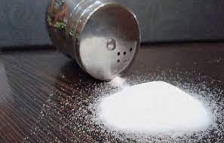 বাড়তি নুন কীভাবে পুরুষ এবং মহিলাদের আয়ুকে প্রভাবিত করে: খেতে বসে যারা বাড়তি লবণ নেন তাদের অকাল মৃত্যুর ঝুঁকি অন্যদের তুলনায় ২৮ শতাংশ বেশি। ৫০ বছর বয়সী যেসব পুরুষ অতিরিক্ত লবণ খান তাদের জীবন থেকে প্রায় ২.২৮ বছর আয়ু কমে গিয়েছে। নারীদের ক্ষেত্রে এটা ১.৫ বছর। ছবি: সংগৃহীত