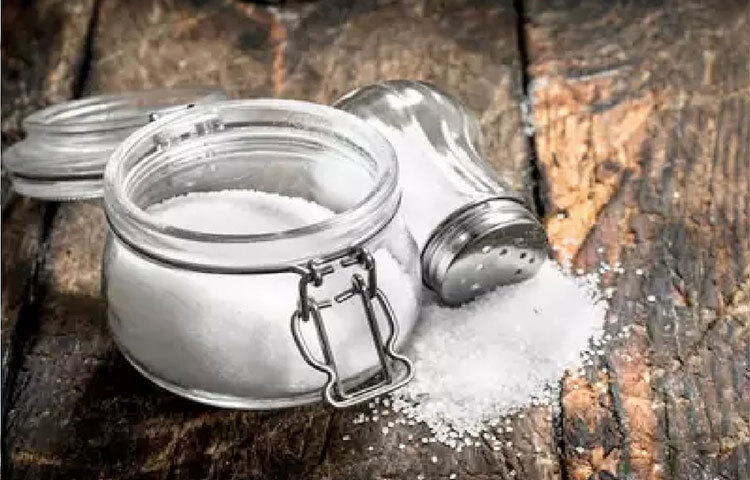 আগে থেকে খাবারের পরিকল্পনা: এটা খুব সহজ কৌশল। মেনে চললে অতিরিক্ত সোডিয়াম বা লবণ গ্রহণ এড়ানো সম্ভব। খুব খিদে পেলে লবণ খাওয়ার ইচ্ছে জাগে। তখনই বিভিন্ন ধরনের ফাস্টফুড খাওয়া হয়। এর বেশিরভাগই সোডিয়ামে বা লবণে ভরপুর। কিন্তু যদি কেউ সোডিয়ামের পরিমাণ সীমার মধ্যে রাখতে চান তাহলে আগে থেকে খাবারের পরিকল্পনা করতে হবে। এতে লবণের পরিমাণ নিয়ন্ত্রণ করা যাবে। তাছাড়া পেট ভরা থাকলে শরীরে অতিরিক্ত লবণের চাহিদা থাকে না। ছবি: সংগৃহীত