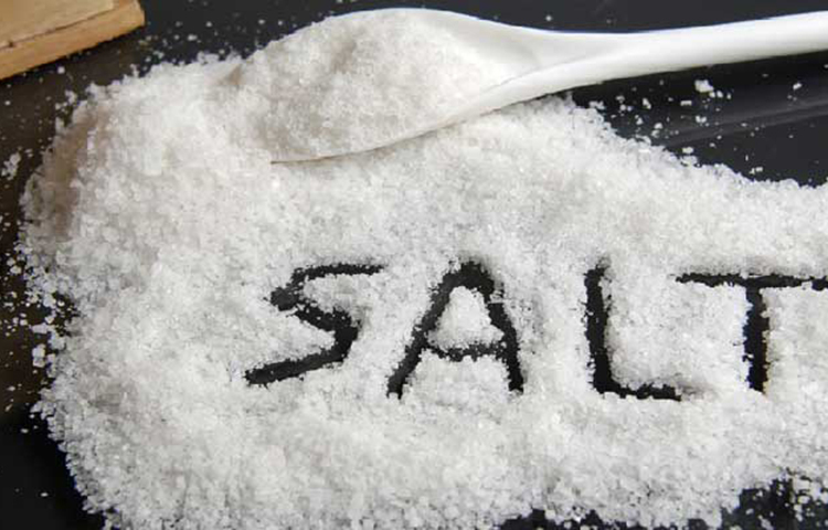 উচ্চ রক্তচাপের রোগিরা সাবধান: যাদের উচ্চ রক্তচাপ আছে তাদের দৈনিক আধা চা-চামচের বেশি লবণ খাওয়া উচিত নয়। তৃষ্ণা কমায় ক্ষুধা বাড়ায়: ক্লিনিকল ইনভেস্টিগেইশন জার্নালে প্রকাশিত গবেষণা থেকে জানা যায়, অতিরিক্ত লবণাক্ত খাবার তৃষ্ণা কমায় এবং ক্ষুধা বাড়ায়। তাই বলা যায়, বাড়তি লবণ সব দিক থেকেই শরীরের জন্য ক্ষতিকর।