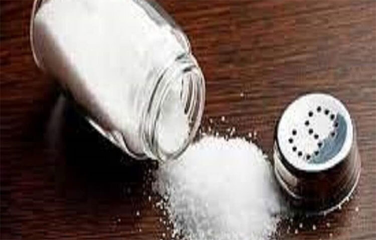 বিশ্ব স্বাস্থ্য সংস্থার মতে, উচ্চ মাত্রায় সোডিয়াম (দিনে ২ গ্রামের কম সোডিয়াম গ্রহণ দিনে ৫ গ্রাম নুন খাওয়ার সমান) গ্রহণ করলে উচ্চ রক্তচাপের ঝুঁকি বাড়ে। একটা সময়ের পর এটা হৃদরোগ এবং স্ট্রোকের দিকে নিয়ে যায়। ছবি: সংগৃহীত