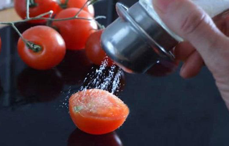 বিকল্প পন্থা: খাবারে বাড়তি লবণ ছাড়া যদি চলতে না পারেন তাহলে ‘সেন্ধা’ লবণ খেতে পারেন। বিশেষজ্ঞদের মতে, এটা প্রক্রিয়াজাত নয় তাই লবণ হিসেবে খাওয়া নিরাপদ।