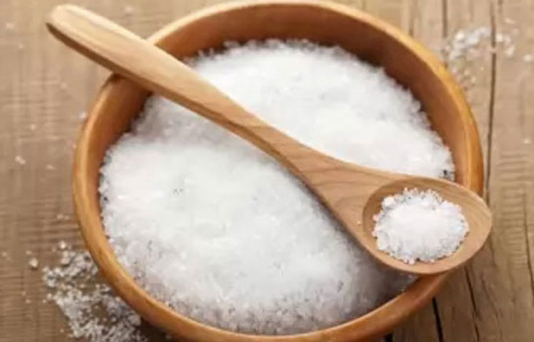 রান্না করা খাবারে লবণ ছিটিয়ে খাওয়া অত্যন্ত অস্বাস্থ্যকর। আলাদা করে মেশানো ওই লবণ সহজে হজম হয় না, ফলে পেটের সমস্যা হতে পারে। বিশ্ব স্বাস্থ্য সংস্থা বলেছে, প্রাপ্তবয়স্করা প্রতি দিন ৫ গ্রাম পর্যন্ত লবণ খেতে পারেন। ২-১৫ বছরের ছেলেমেয়েদের শরীরে লবণের নুনের মাত্রা তাদের শারীরিক  প্রয়োজনের ওপর নির্ভর করে। প্রতিদিনের লবণে আয়োডিন থাকা অবশ্যই উচিত, তা মস্তিষ্কের বিকাশ ঘটায়।