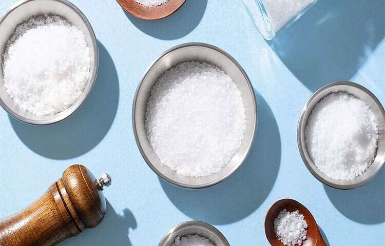 বিকল্প অনুসন্ধান: লবণ খাবার ইচ্ছে হলো মানে এই নয় প্যাকেট ছিঁড়ে চিপস খাওয়া শুরু করতে হবে। বরং অন্যান্য স্বাস্থ্যকর খাবার বিকল্প বেছে নিতে হবে। কম সোডিয়াম জাতীয় খাবার যেমন সূর্যমুখী বা কুমড়ার বীজ এবং কম সোডিয়াম বাদাম খাওয়া যায়। এতে খিদে মিটবে। স্বাস্থ্যও ভালো থাকবে। ছবি: সংগৃহীত