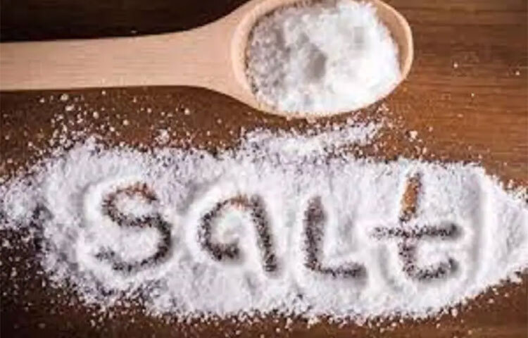 অত্যধিক লবণ খাওয়া হচ্ছে কি না তা অনেকভাবে বোঝা যায়। এর মধ্যে সাধারণ লক্ষণগুলো হলো, শরীরে ফোলা ভাব, রক্তচাপ বৃদ্ধি, ঘন ঘন তেষ্টা এবং প্রস্রাব পাওয়া, ঘুমের ব্যাঘাত এবং দুর্বলতা। ছবি: সংগৃহীত