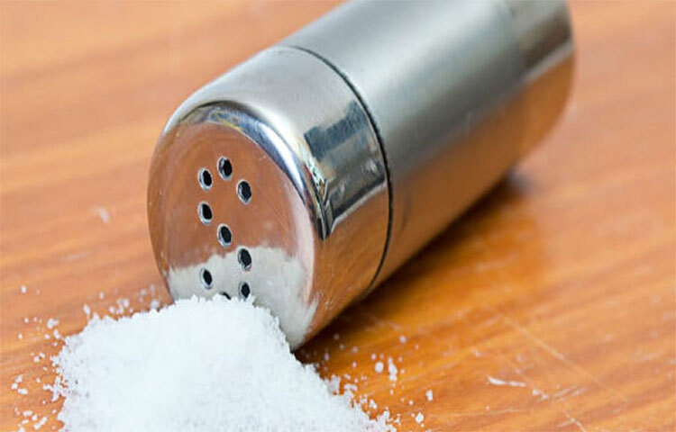 ইউকে ন্যাশনাল হেলথ সার্ভিসেস কম লবণযুক্ত খাবার কেনাকাটা করার পরামর্শ দেয়। স্ন্যাক্স বা প্যাকেটজাত খাবার কেনার সময় পুষ্টির লেবেল দেখে নিতে হবে। তাহলেই বোঝা যাবে কোন খাবারে কত লবণ আছে। তবে কম নুনে রান্না করা সবচেয়ে গুরুত্বপূর্ণ। বদলে বেশি করে কালো মরিচ, ভেষজ এবং মশলা ব্যবহার করা যায়। ছবি: সংগৃহীত