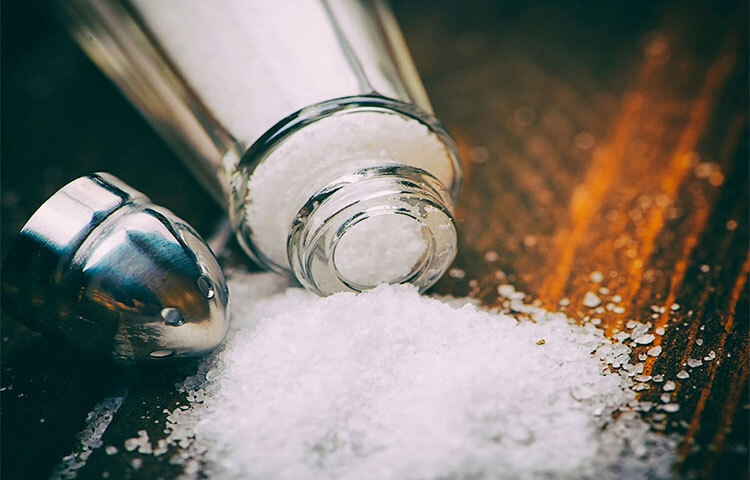 ধীরে ধীরে পরিবর্তন: লবণের খিদে কমাতে চাইলে খাদ্যাভ্যাস এবং জীবনযাত্রায় পরিবর্তন আনতে হবে। ধীরে ধীরে লবণ খাওয়ার ইচ্ছে চলে যাবে। তবে এর জন্য ধৈর্য চাই। ছবি: সংগৃহীত