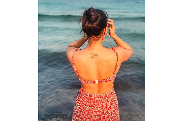 অন্যান্য নায়িকারা যেভাবে সাধারণ বিউটি কেয়ার ব্যবহার করে থাকেন সামান্থাও সেটাই করেন। তবে প্রতিদিনকার রূপচর্চা ছাড়াও সামান্থার কাছে রয়েছে তিনটি বিউটি ড্রিঙ্ক যা নিয়মিত পান করেন বলেই তার ত্বক আর চুল নিয়ে কোনো সমস্যা হয় না বলে জানিয়েছেন। ছবিতে স্পষ্ট তার ট্যাটুটিও। ছবি: সংগৃহীত