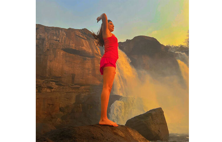 ঝরনার ধারে সামান্থা। ছবিতে স্পষ্ট তার জীবনদর্শন। ছবি: সংগৃহীত