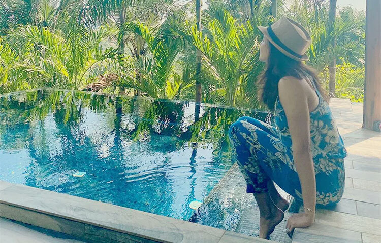 একেবারে সাধারণ ফ্লোরাল জাম্পস্যুটেও অদ্ভুত সুন্দর সামান্থা। ছবি: সংগৃহীত