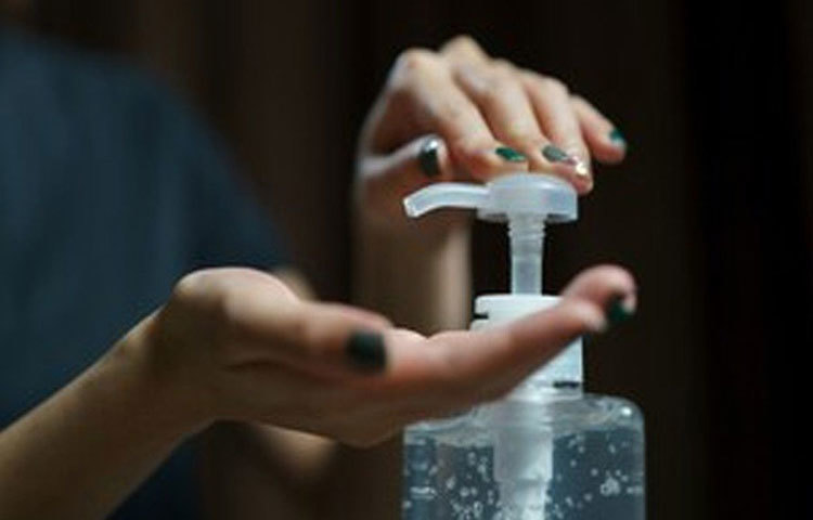 মুক্ত অর্থনীতির জমানায় ভারতীয় বাজারে হ্যান্ড স্যানিটাইজারের পরিচিত হতে সময় লাগেনি। ধীরে ধীরে মহিলাদের হ্যান্ডব্যাগে অত্যাবশ্যকীয় হয়ে উঠল হ্যান্ড স্যানিটাইজার। সমীক্ষায় দেখা গিয়েছে, পুরুষদের তুলনায় মহিলাদের মধ্যে এর ব্যবহার অনেক বেশি।