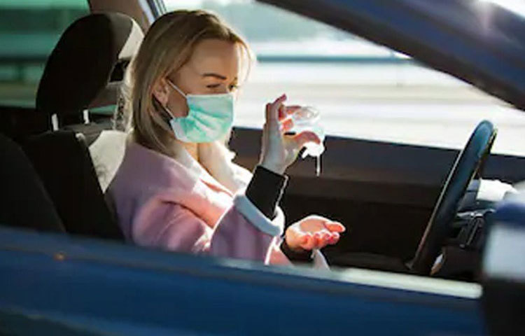 কিন্তু জল ছাড়া তো আর সাবান ব্যবহারের উপায় নেই। তাই যেখানে জল নেই, সেখানে স্যানিটাইজার বিকল্পহীন। ফলে এর অজ্ঞাত ও বিস্মৃত আবিষ্কারক নতুন করে উঠে এসেছেন আলোচনায়। অর্ধশতক আগের এক নার্সিংয়ের ছাত্রীর কাছে কৃতজ্ঞতায় নতজানু জীবাণু ভীত একুশ শতকের আধুনিক বিশ্ব।