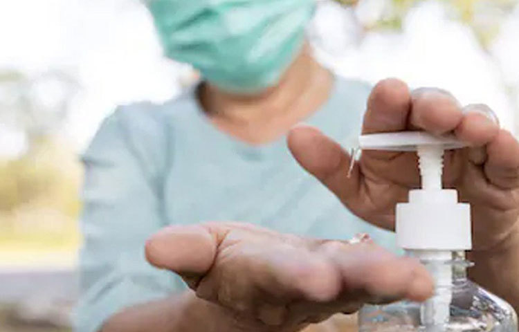 তার আগে হাত পরিষ্কার রাখার জন্য মানুষের প্রধান ভরসা ছিল সাবান-জল। কিন্তু হাসপাতালের কাজের মধ্যে সবসময় সাবান আর জল দিয়ে হাত পরিষ্কার সম্ভব হচ্ছিল না। তা ছাড়া, কাজটি অনেক সময়সাপেক্ষ বলেও মনে হয়েছিল নার্সিংয়ের ছাত্রী লুপি হার্নান্ডেজের।