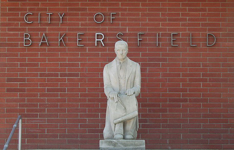 ১৯৬৬ সালে লুপি নার্সিংয়ের ছাত্রী ছিলেন আমেরিকার বেকার্সফিল্ড শহরে। আমেরিকার পশ্চিম উপকূলে লস অ্যাঞ্জেলস থেকে ১০০ মাইল উত্তরে বেকার্সফিল্ড শহরের নামকরণ কর্নেল টমাস বেকারের নামে। উনিশ শতকে তিনি এই অঞ্চলে বসতি শুরু করেছিলেন। তাকে অনুসরণ করে এখানে জনবসতি বাড়ে।