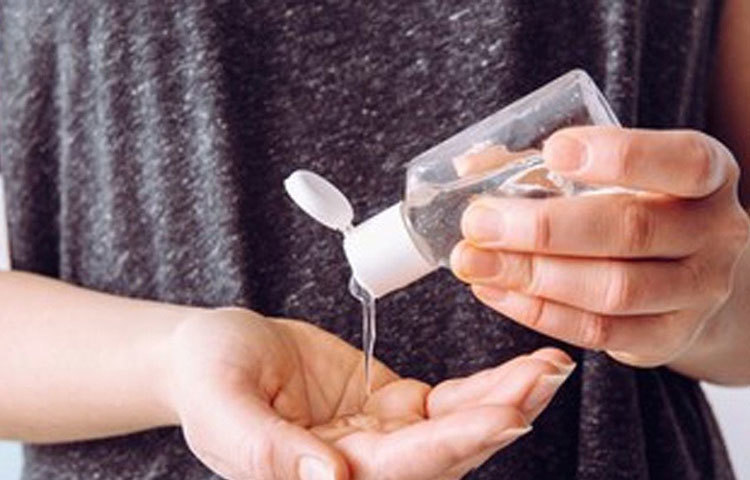 লুপির মনে হয়েছিল, হাতের কাছে সাবান এবং গরম জল না থাকলে তার বিকল্প হতে পারে অ্যালকোহল। তার মাথায় আসে, যদি অ্যালকোহলকে থকথকে জেল-এর আকারে পেশ করা যায়, তা হলে কেমন হয়?