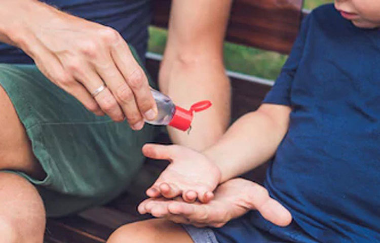 চুয়ান্ন বছর আগে লুপি ভাবতেও পারেননি তার আবিষ্কার একদিন জীবাণু আতঙ্কে ভীত পৃথিবীর কাছে একমাত্র অবলম্বন হয়ে দেখা দেবে। তবে প্রথমদিকে কিন্তু আমজনতার মধ্যে আদৌ পরিচিত ছিল না এর ব্যবহার। হ্যান্ড স্যানিটাইজার তখন মূলত ছিল ডাক্তার, নার্স-সহ জনস্বাস্থ্য বিভাগ সংক্রান্ত লোকজনের ব্যবহার্য জিনিস।