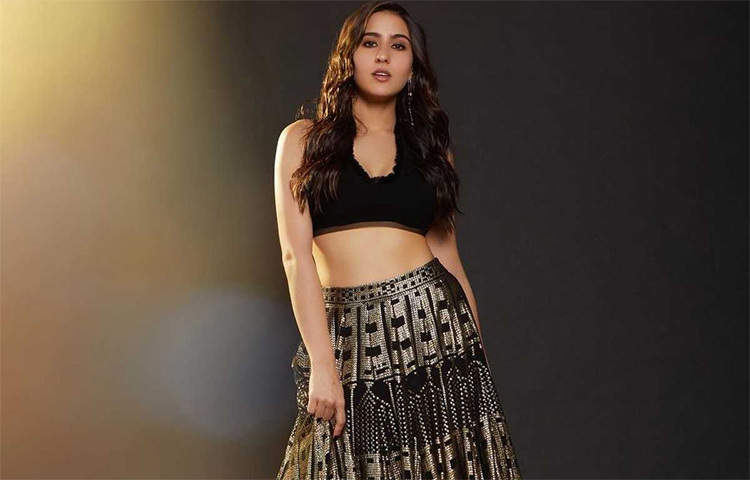 বলিউডে নতুন প্রজন্মের অভিনেত্রীদের মধ্যে প্রথমেই উঠে আসে সারা আলি খানের নাম। অভিনয়ে সারা ইতিমধ্যেই মুগ্ধ করেছেন। কিন্তু অভিনয়ের বাইরে সোশ্যাল মিডিয়াতেও ঝড় তোলেন এ অভিনেত্রী। ছবি: সংগৃহীত