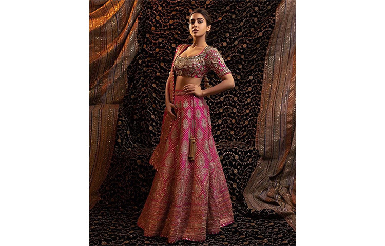 গোলাপি লেহেঙ্গায় সব সময়ের মতোই সুন্দর সারা। এই পোশাকে উষ্ণতা ছড়িয়েছেন তিনি। ছবি: সংগৃহীত