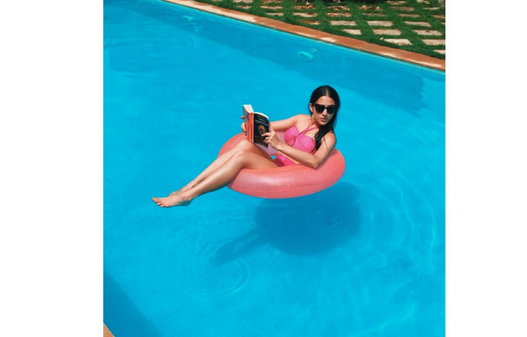 ক্যামেরার দিকে সারার দৃষ্টি।