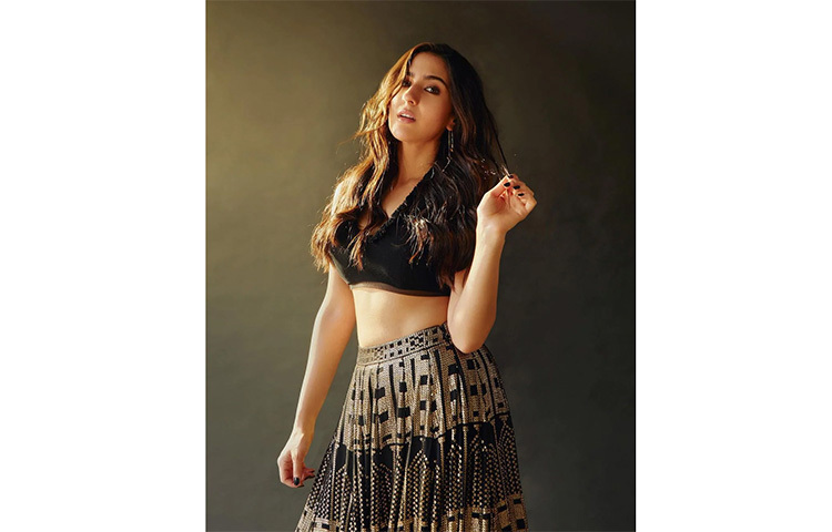 সম্প্রতি এই কালো রঙের লেহেঙ্গা চোলিতে নজর কাড়লেন সারা। তার সাজ পোশাকে ধরা পড়ল নবাবিয়ানা। ছবি: সংগৃহীত