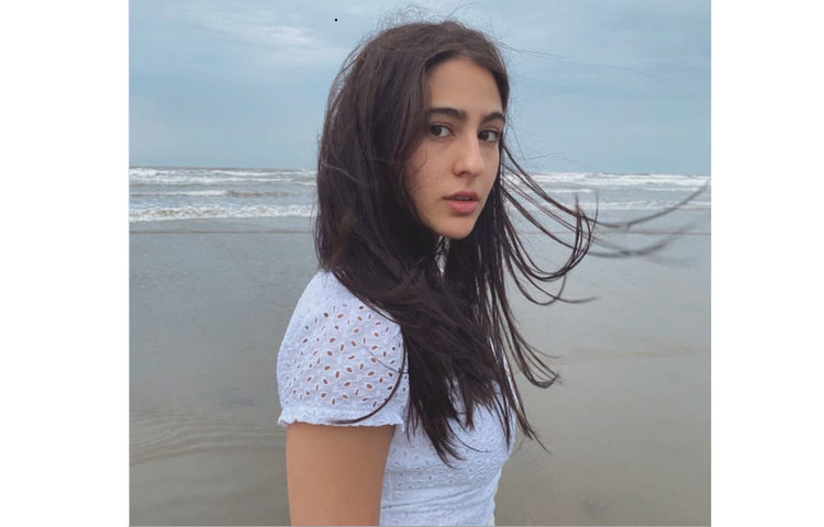 সমুদ্র পাড়ে সারা।