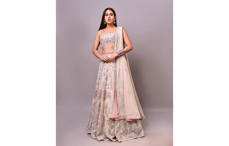 হালকা রঙের লেহেঙ্গায় স্পষ্ট সারা আলি খানের টোনড অ্যাবস। সঙ্গে সারা পরেছেন এক হাত চুড়ি। ছবি: সংগৃহীত