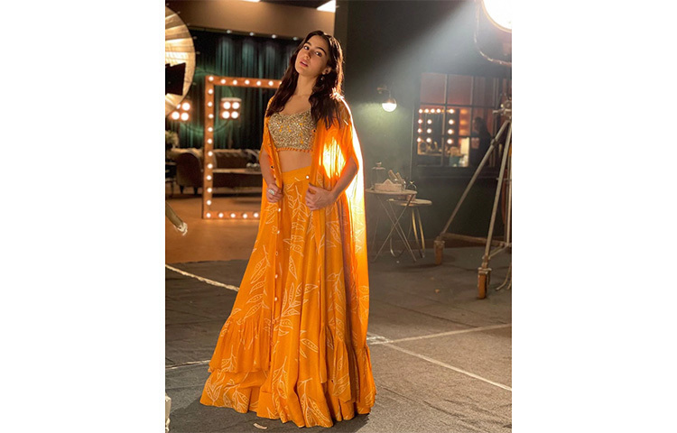 ঠিক যেন সূর্যমুখী ফুল। হলুদ লেহেঙ্গায় উজ্জ্বল সারা আলি খান। ছবি: সংগৃহীত