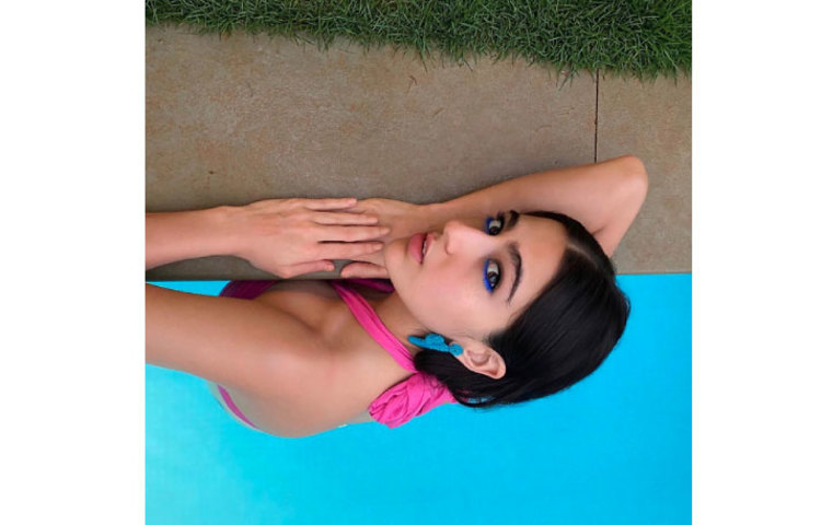 সুইমিয়ং পুলে সারা।