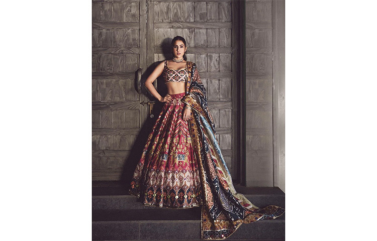 জমকালো লেহেঙ্গায় নজর কেড়েছেন সারা আলি খান। ছবি: সংগৃহীত