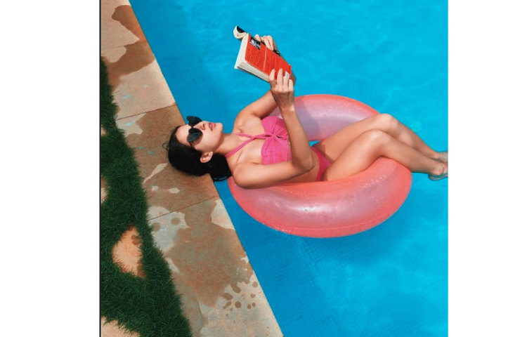 বই পাঠে নিমগ্ন সারা।