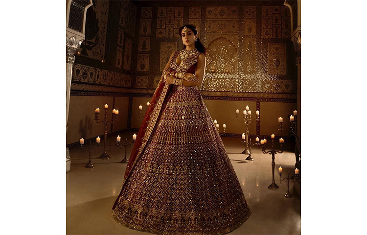 এই ফটোশুটে আলোচনার কেন্দ্রে উঠে এসেছিলেন, আরা আলি খান। ঝলমলে লেহেঙ্গায় উজ্জ্বল সারা। ছবি: সংগৃহীত