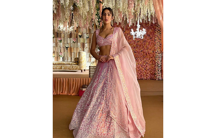 পশ্চিমী পোশাকেও সাবলীল সারা। কিন্তু এই গোলাপি লেহেঙ্গায় যেন তার পারিবারিক নবাবিয়ানা ফুটে উঠেছে। ছবি: সংগৃহীত