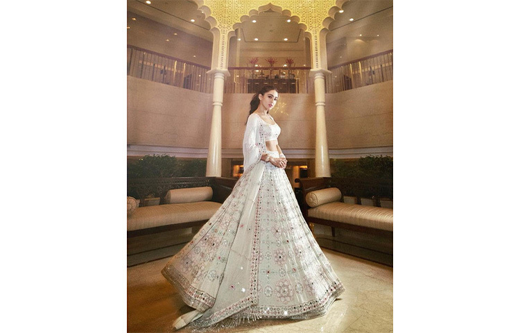 সাদা লেহেঙ্গায় ভোরের প্রথম আলোর মতো স্নিগ্ধ লাগছে সারা আলি খানকে। ছবি: সংগৃহীত