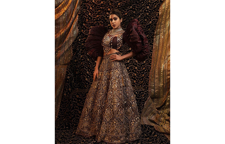 সবসময়ের মতো এই লেহেঙ্গাতেও জমকালো ও আকর্ষণীয় লাগছে সারাকে। ছবি: সংগৃহীত