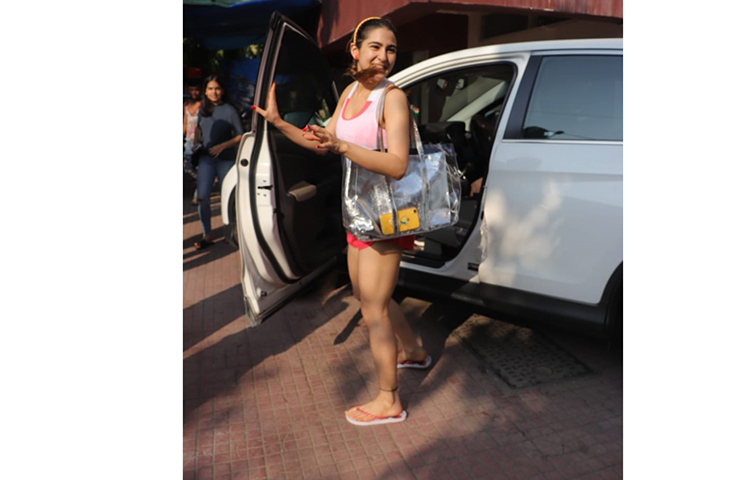 ফিটনেস ধরে রাখার জন্য সারা চিকিৎসকের পরামর্শ গ্রহণ করছেন।