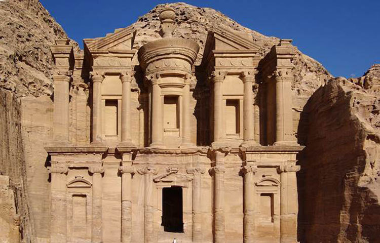 মিডেন সালেহ: এটি সৌদি আরবের অন্যতম দৃষ্টিনন্দন প্রত্নতাত্ত্বিক স্থাপনা। এখানে সৌদি রাজ পরিবারের অনেক ঐতিহাসিক নিদর্শন রয়েছে।