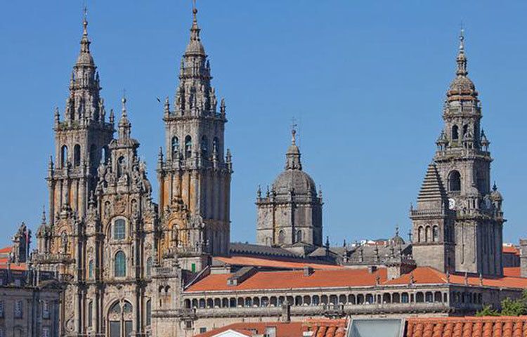 সান্তিয়াগো ডি কম্পোসটেলা: ঈশ্বরের বাণী প্রচারের জন্য যীশুখ্রিষ্টের মনোনীত বারোজনের একজন, সেইন্ট জেমস দ্য গ্রেটকে সমাহিত করা হয়েছে এখানে। জনশ্রুতি রয়েছে যে স্পেনে ধর্মপ্রচারে অসফল হওয়ার পর জেরুজালেমে তাকে হত্যা করা হয়।