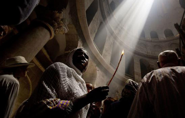 জেরুজালেম: বিশ্বের আর কোনো স্থান নিয়ে সম্ভবত এত বিরোধ হয়নি, যেটা জেরুজালেম নিয়ে হচ্ছে। ইহুদি, খ্রিষ্টান এবং মুসলমানরা জেরুসালেমকে তাদের পবিত্র স্থান মনে করেন। একেশ্বরবাদী এই তিন ধর্মেই হযরত ইব্রাহিম (আ.) কে নবী মনে করা হয়। খ্রিষ্টানরা বিশ্বাস করেন ক্রুশবিদ্ধ করার পর যিশুকে জেরুজালেমে সমাহিত করা হয়েছিল।