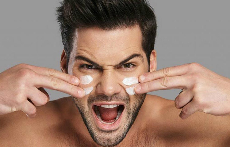 ত্বক ভালো রাখতে পুরুষরা ময়েশ্চরাইজার ব্যবহার করুন। নিয়মিত ময়েশ্চরাইজার ব্যবহার করলে ত্বক আর্দ্র থাকবে। ছবি: সংগৃহীত