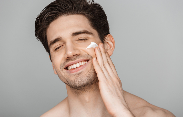 তবে ত্বক যদি বেশিক্ষণ গরম পানির সংস্পর্শে থাকে, তা হলে তা শুকিয়ে যায়। তাই বেশি গরম পানির বদলে চেষ্টা করুন হালকা গরম পানি ব্যবহার করতে। ছবি: সংগৃহীত