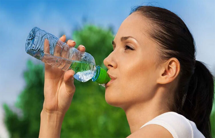 ত্বকের উজ্জ্বলতা তখনই বাড়ে যখন আপনি ভিতর থেকে সুস্থ থাকেন। বিশেষ করে, পেট পরিষ্কার থাকাটা খুব জরুরি। প্রতিদিন তিন থেকে চার লিটার পানি পান করুন। এতে শরীরে ডিহাইড্রেশন হয় না। এছাড়া ডায়েটে রাখুন ভিটামিন ই সমৃদ্ধ খাবার। ছবি: সংগৃহীত